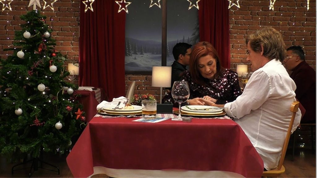 Una soltera de 'First Dates' paraliza la cena para leer las líneas de la mano de cita: "Probablemente te mueras soltero"