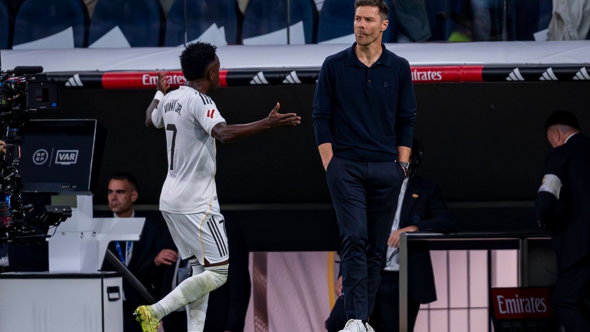 Vinicius y Xabi Alonso en su pulso durante el Clásico