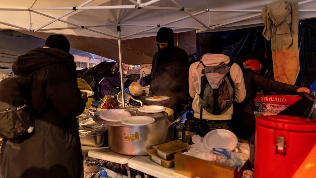 Tensión en Badaloan: acumulación de basura y decenas de inmigrantes en la intemperie