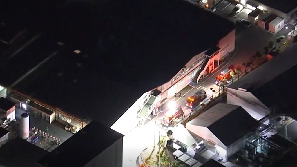 Ataque con cuchillo y productos químicos en una fábrica de Japón: 15 heridos, cinco en estado crítico