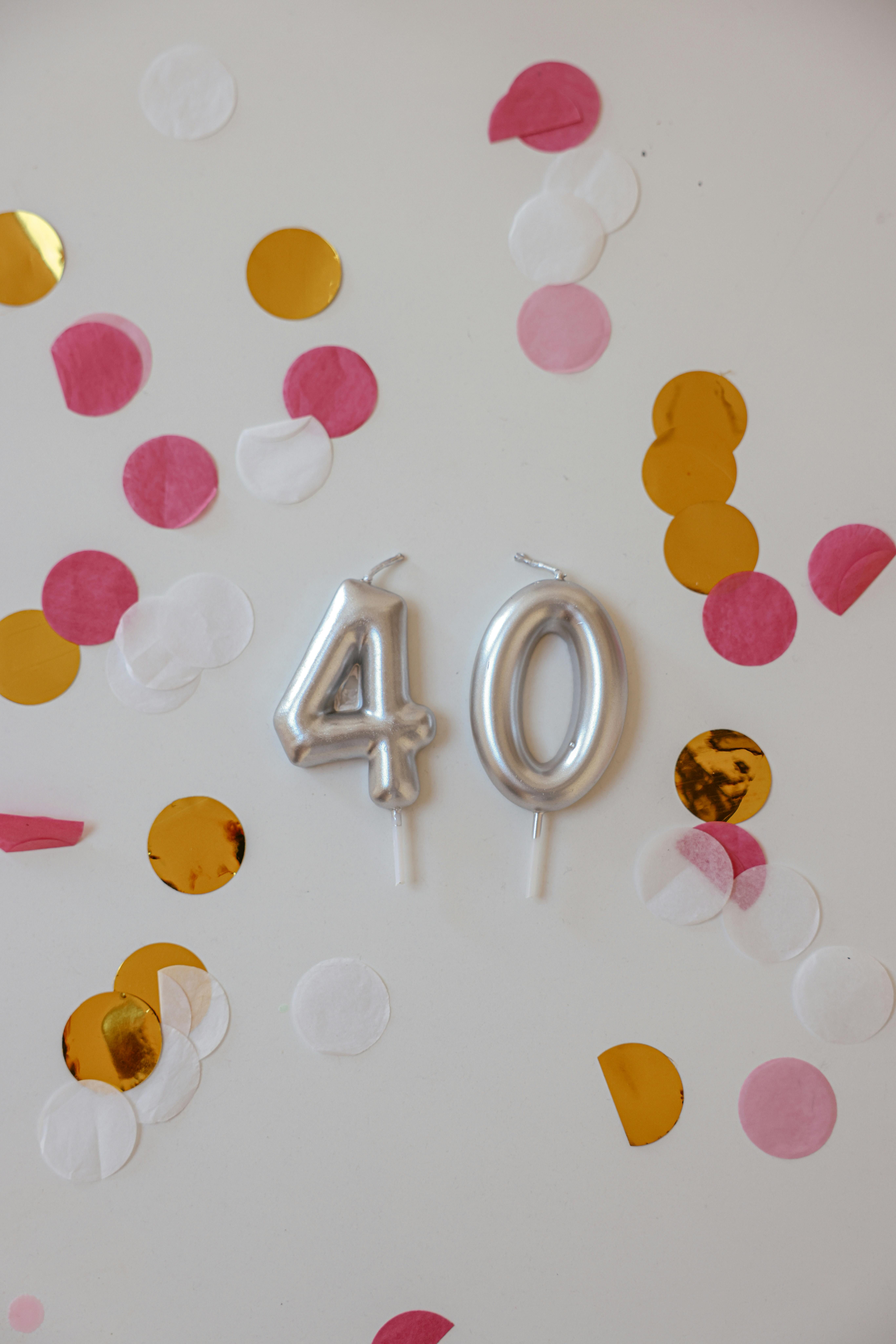 Confeti y velas de cumpleaños con el número 40