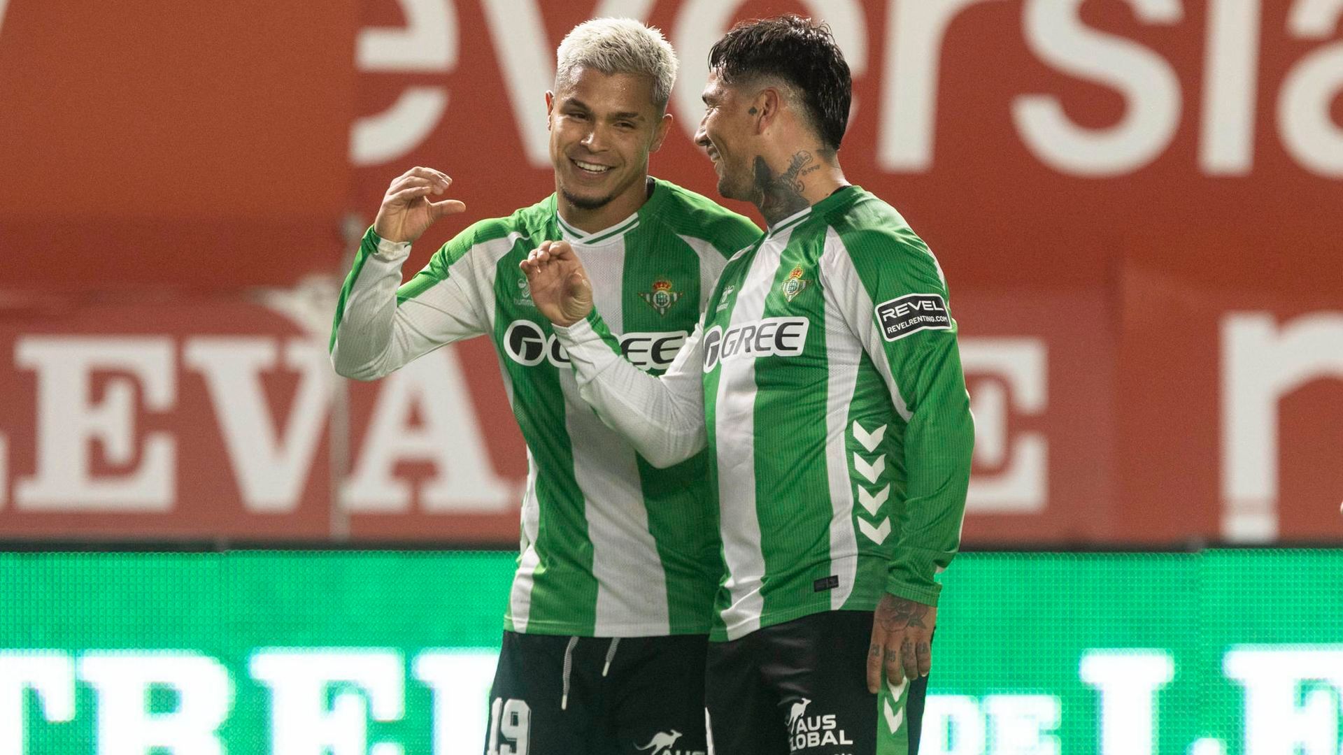 Cucho y Chimy Ávila celebran un gol al Murcia