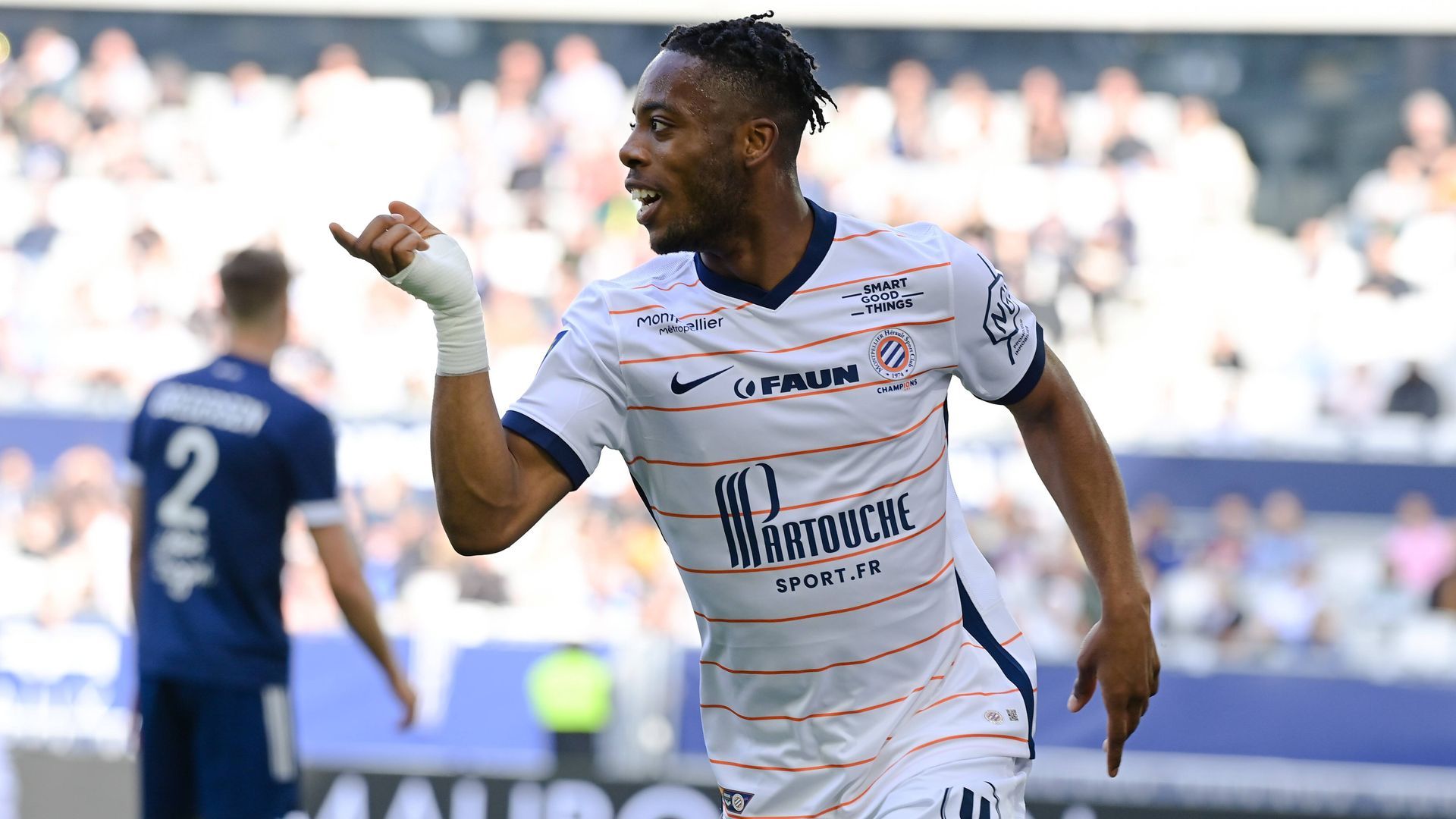 Elye Wahi celebrando un gol con el Montpellier