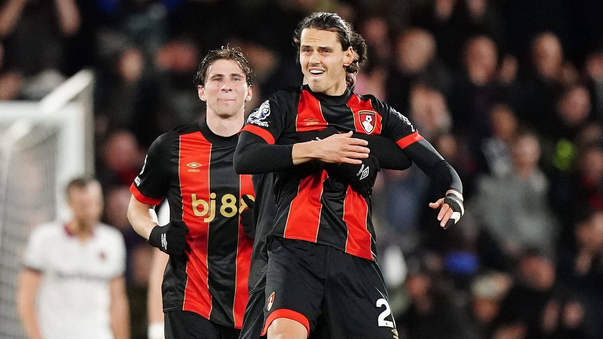 Enes Ünal celebrando un gol en Inglaterra