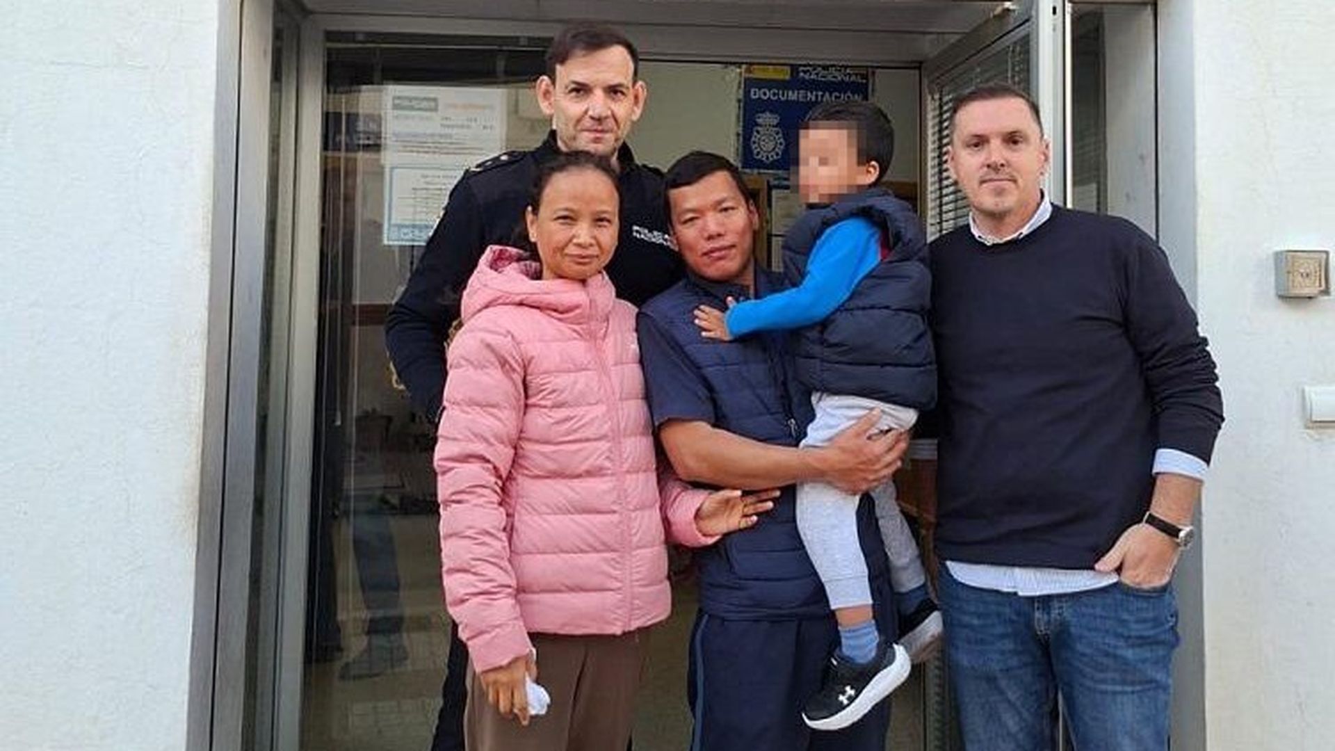 Familia con agentes en San Pedro de Alcántara, Marbella (Málaga) Familia con agentes en San Pedro de Alcántara, Marbella (Málaga)