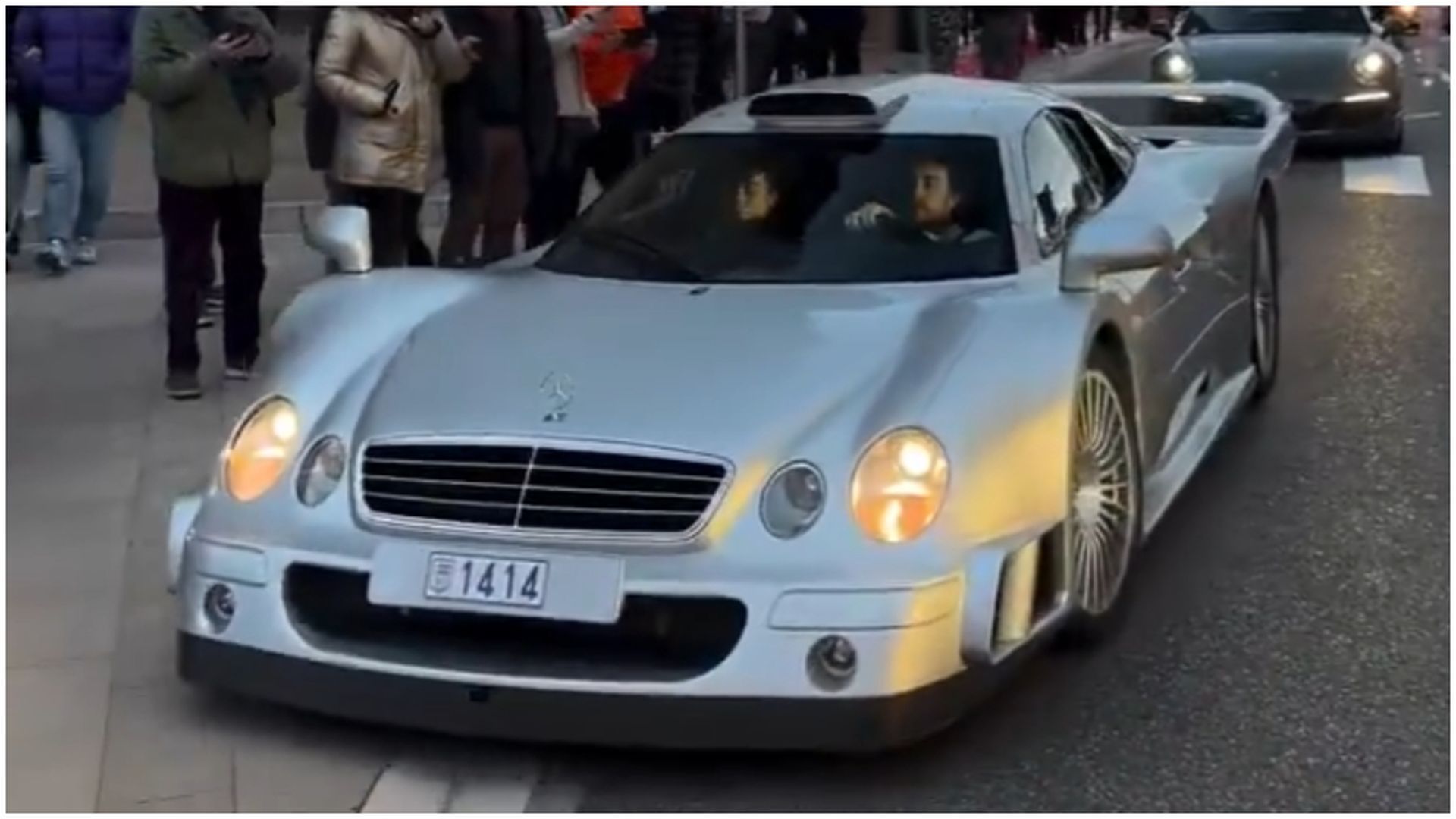 Fernando Alonso y Melissa Jiménez, en un Mercedes CLK GTR por las calles de Mónaco Fernando Alonso y Melissa Jiménez, en un Mercedes CLK GTR por las calles de Mónaco