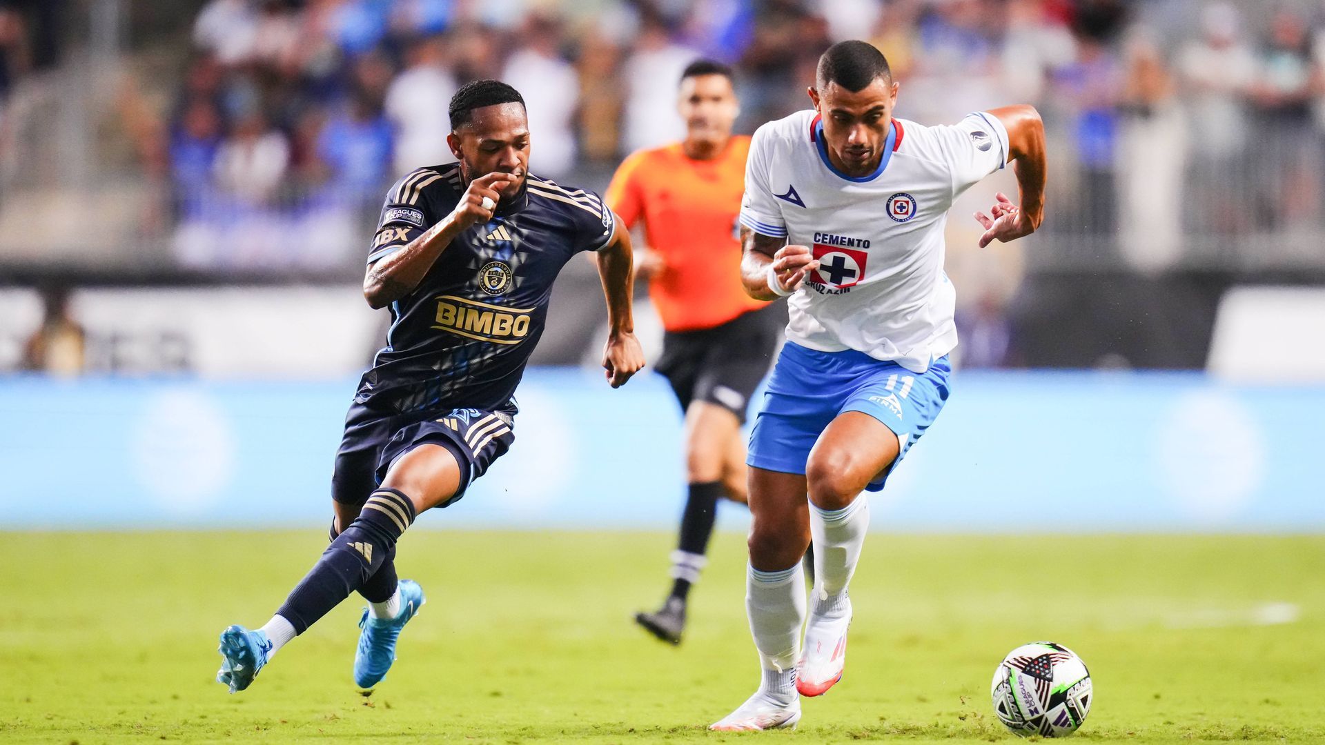 Giorgos Giakoumakis en un encuentro con Cruz Azul