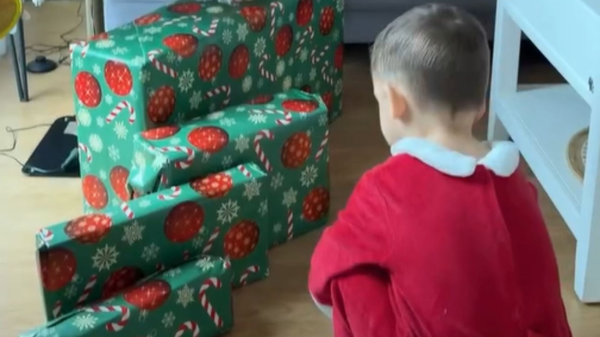 La "resaca" de Papá Noel en casa de Ana López y Borja González: un salón conquistado por la ilusión