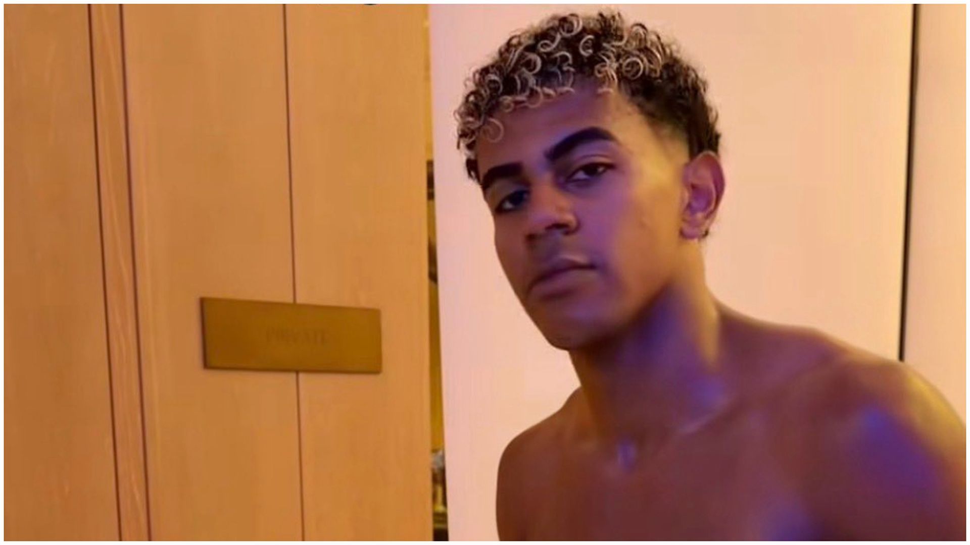 Lamine Yamal consigue la placa de Youtube de un millon de subscriptores