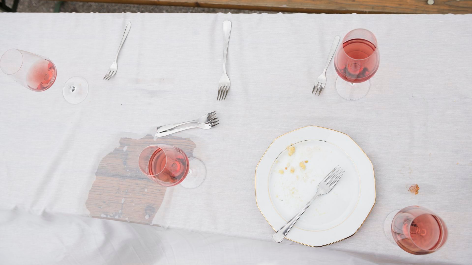 Las manchas en la mantelería durante las navidades son más que frecuentes Las manchas en la mantelería durante las navidades son más que frecuentes