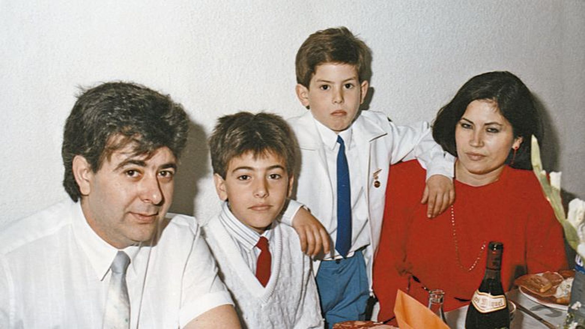 Los hermanos Estopa con sus padres Pablo y Paula, el día de la comunión de Estopa, en 1986