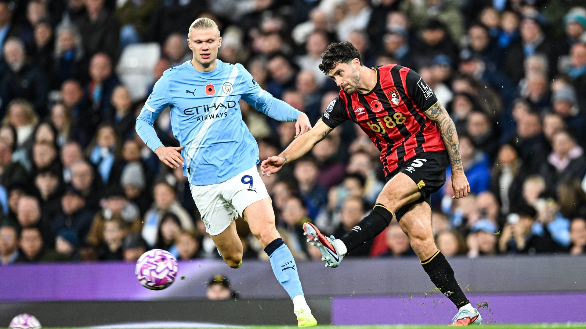 Marcos Senesi y Haaland en la Premier League