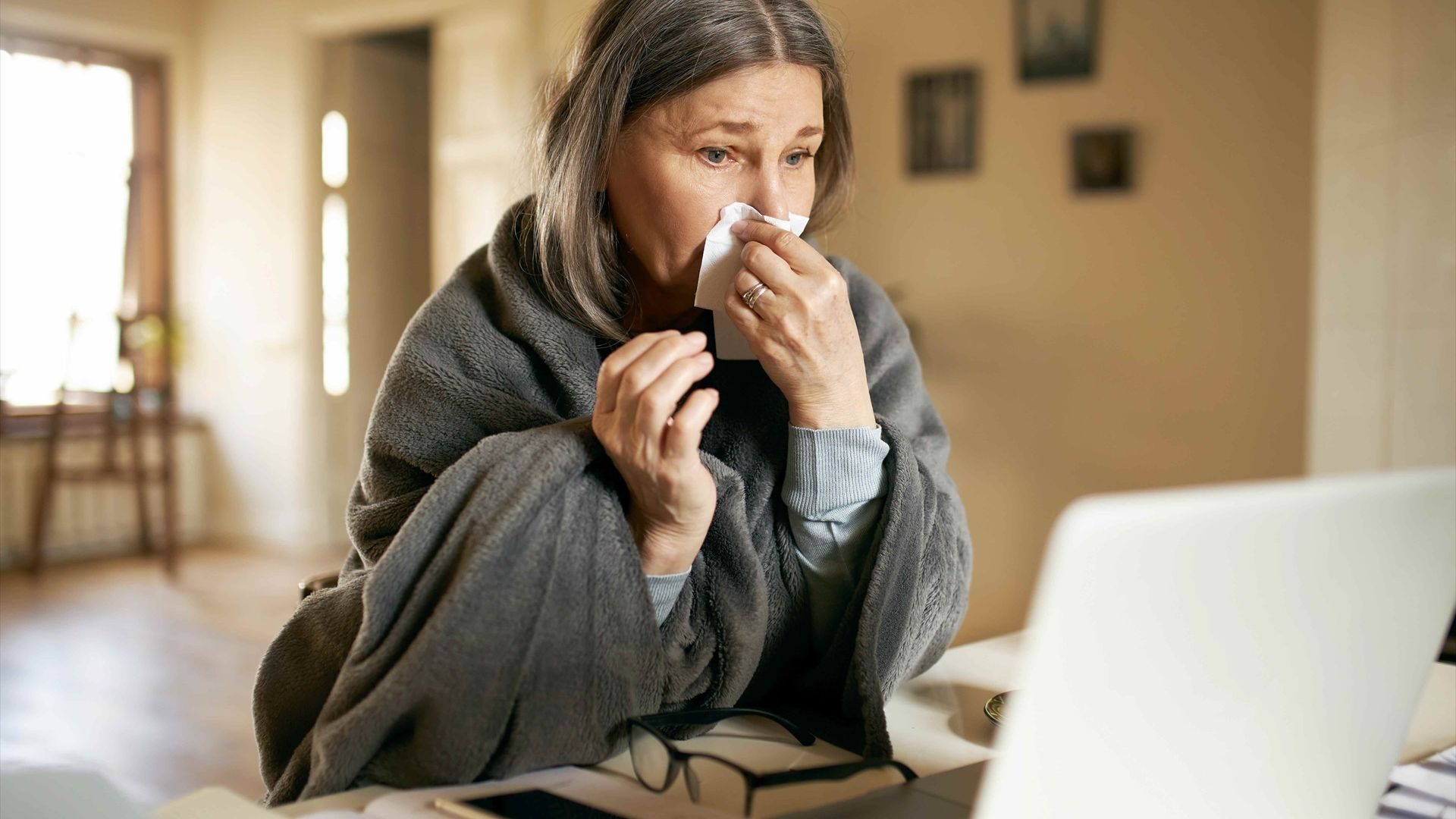 Mujer con síntomas de gripe