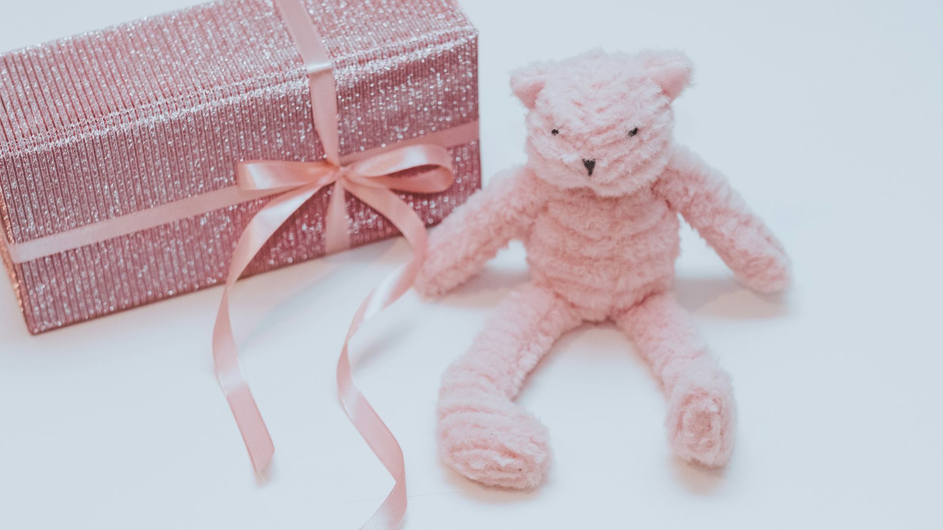 regalo rosa cursi unsplash