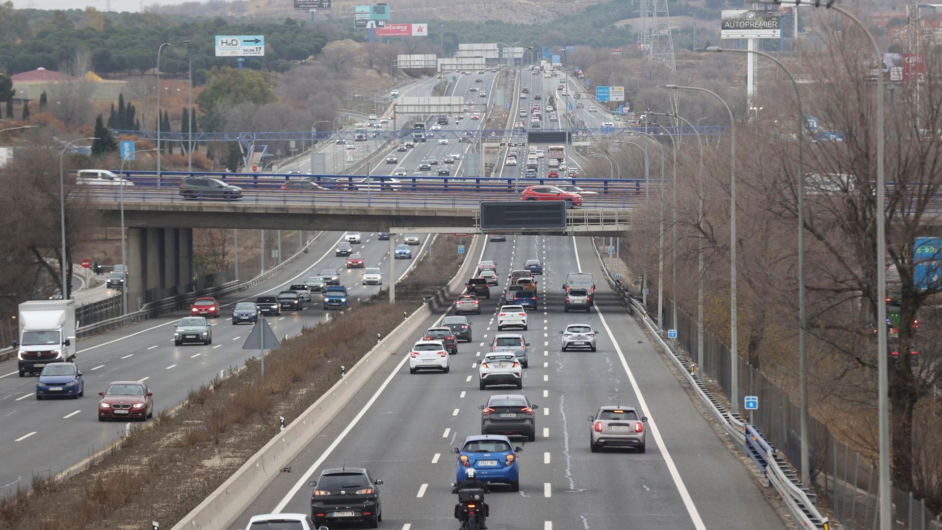 Tráfico lento y alertas por nieve en la segunda fase de la operación por Navidad de la DGT Tráfico lento y alertas por nieve en la segunda fase de la operación por Navidad de la DGT
