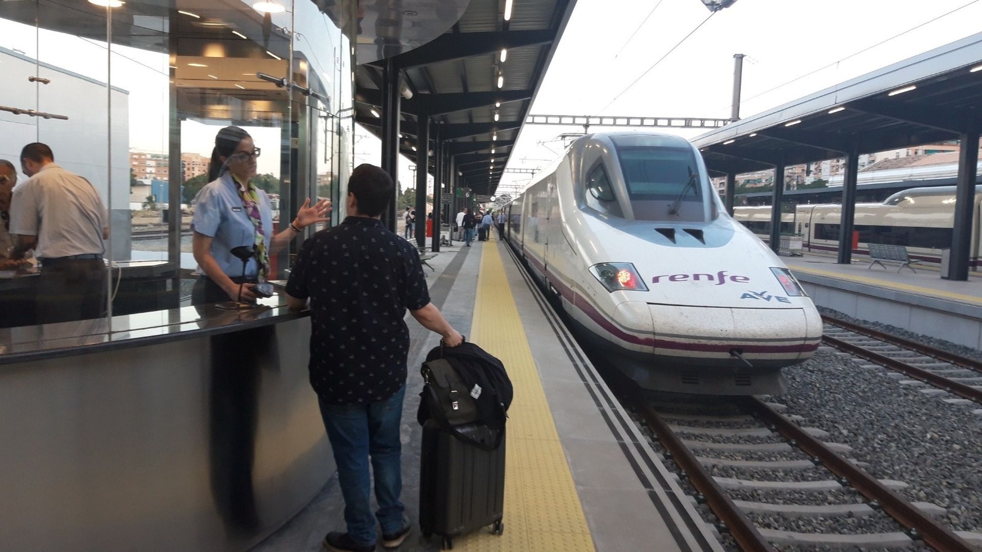 Un convoy de AVE en la estación de trenes de Granada