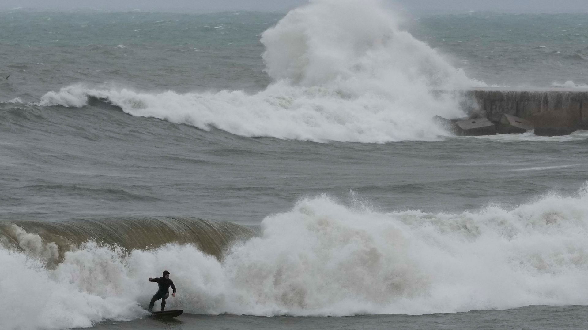 Buscan a un surfista desaparecido en la costa de Gavà, Barcelona, azotada por el temporal de levante