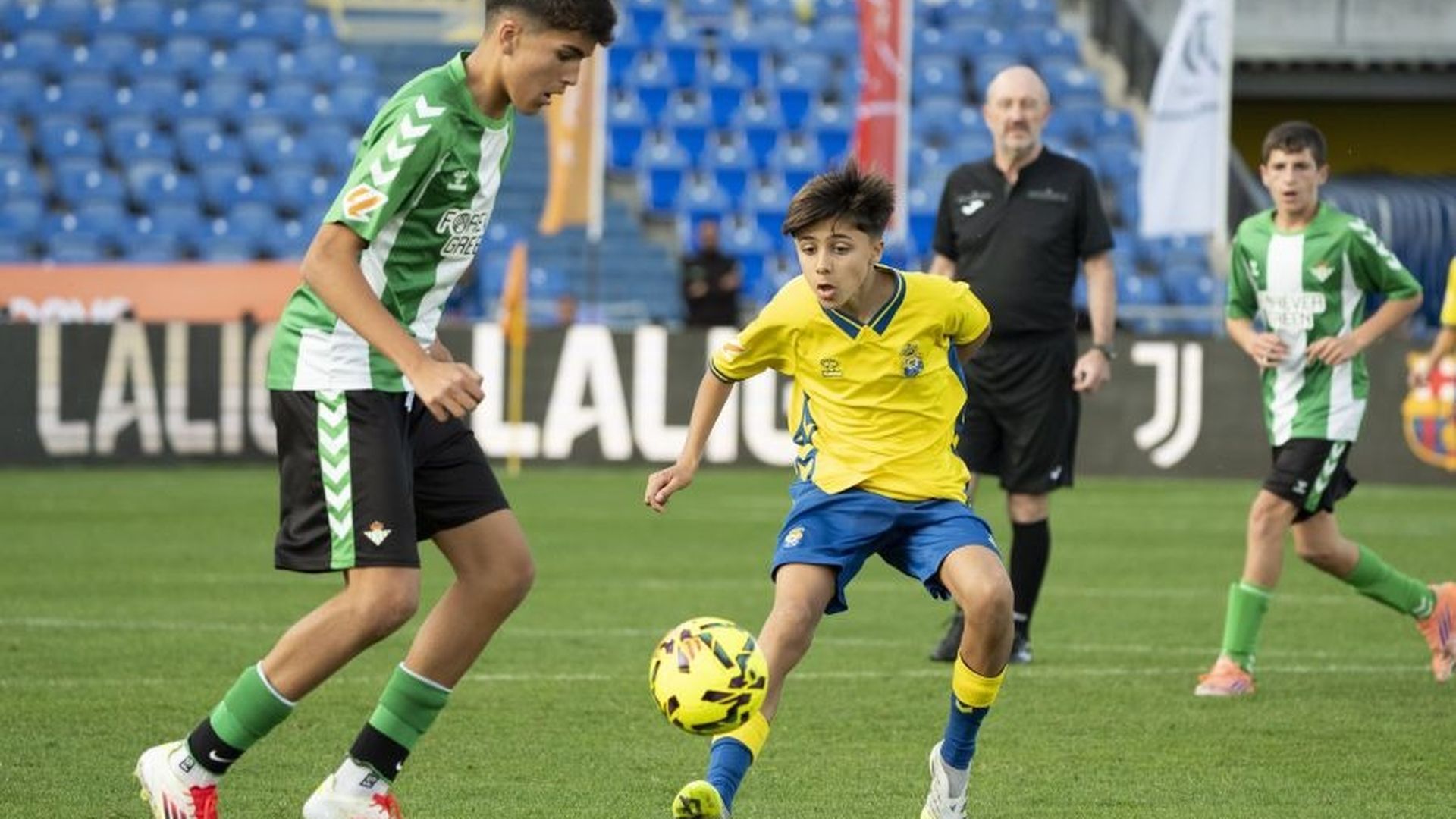Darío Pérez jugando con el Real Betis en LALIGA FC FUTURES