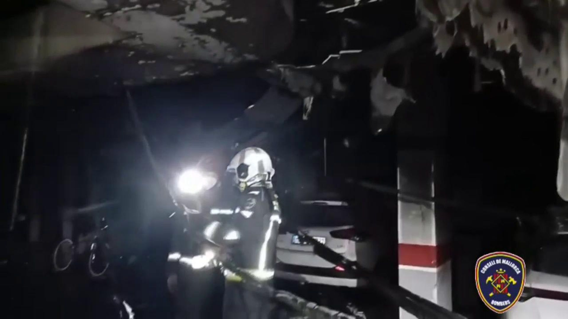 Desalojados 60 vecinos tras incendiarse un garaje en un edificio de Mallorca: 22 atendidos por inhalación de humo