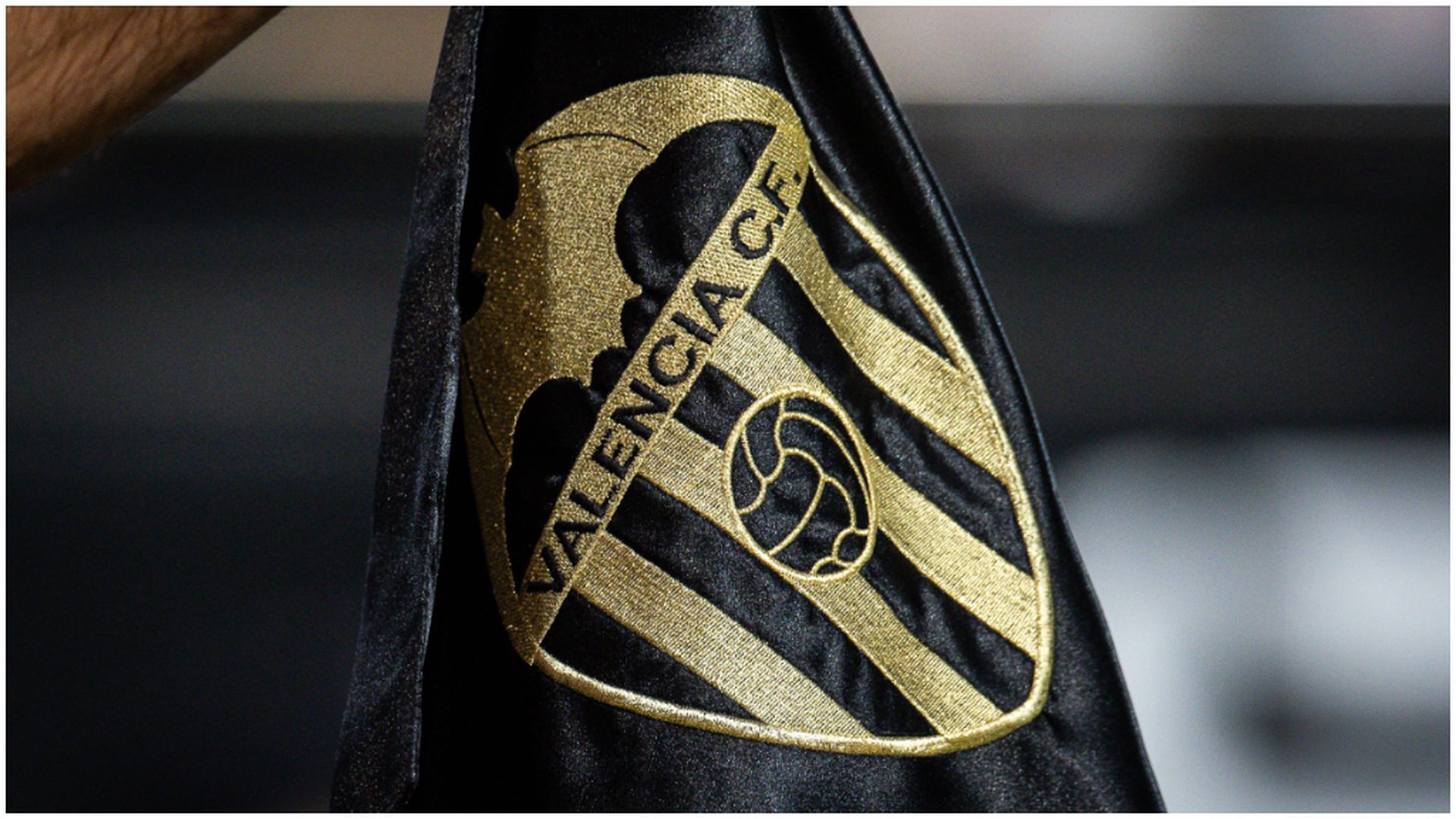 El escudo del Valencia, en Mestalla