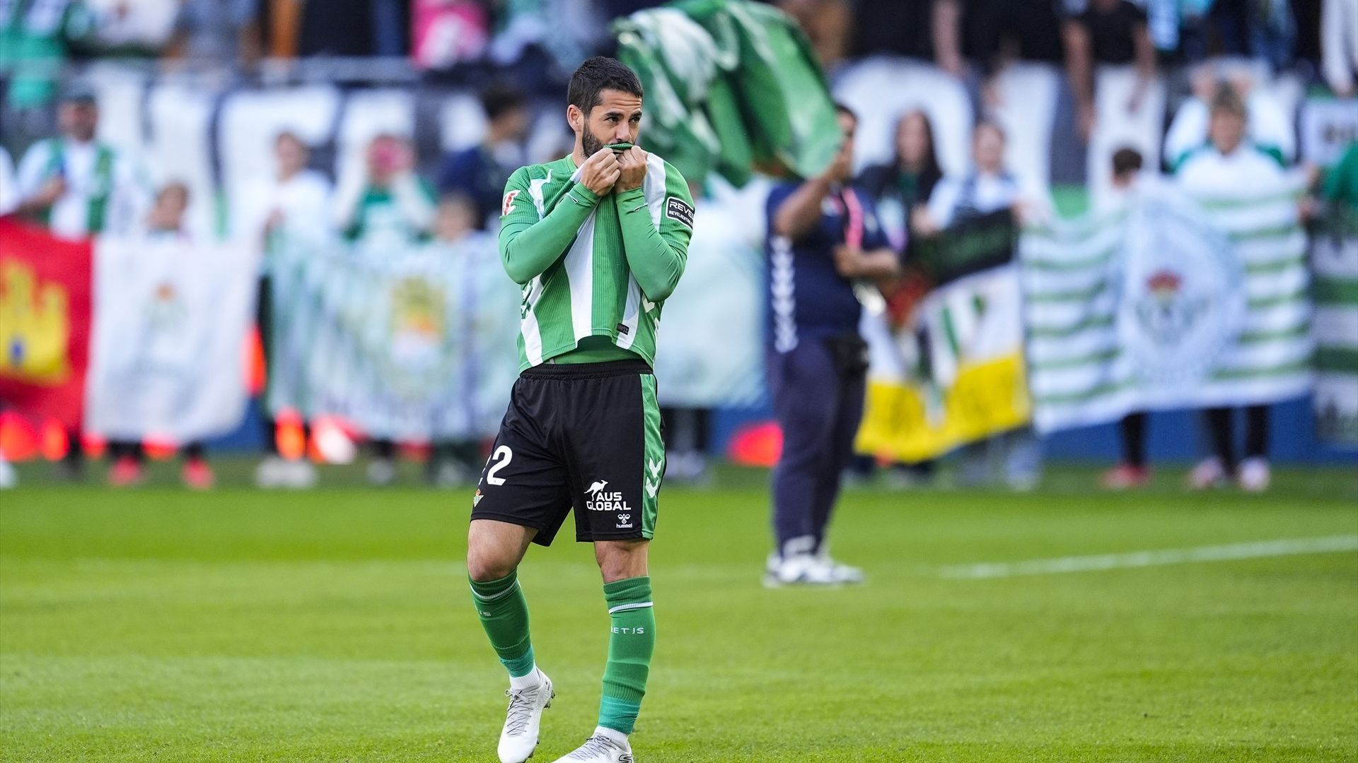 Isco Alarcón besando el escudo del Real Betis