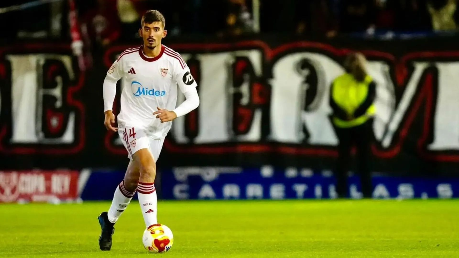 Kike Salas, jugando con el Sevilla