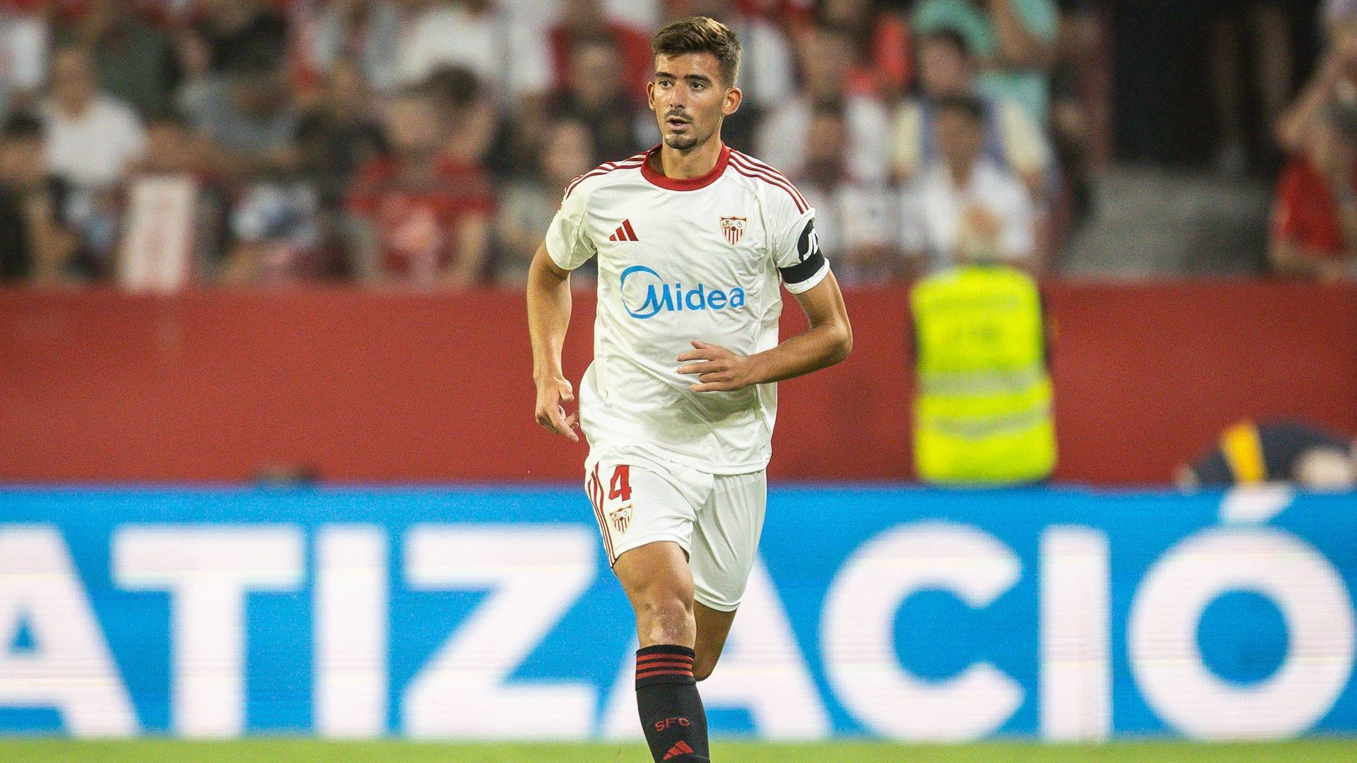 Kike Salas, jugando con el Sevilla