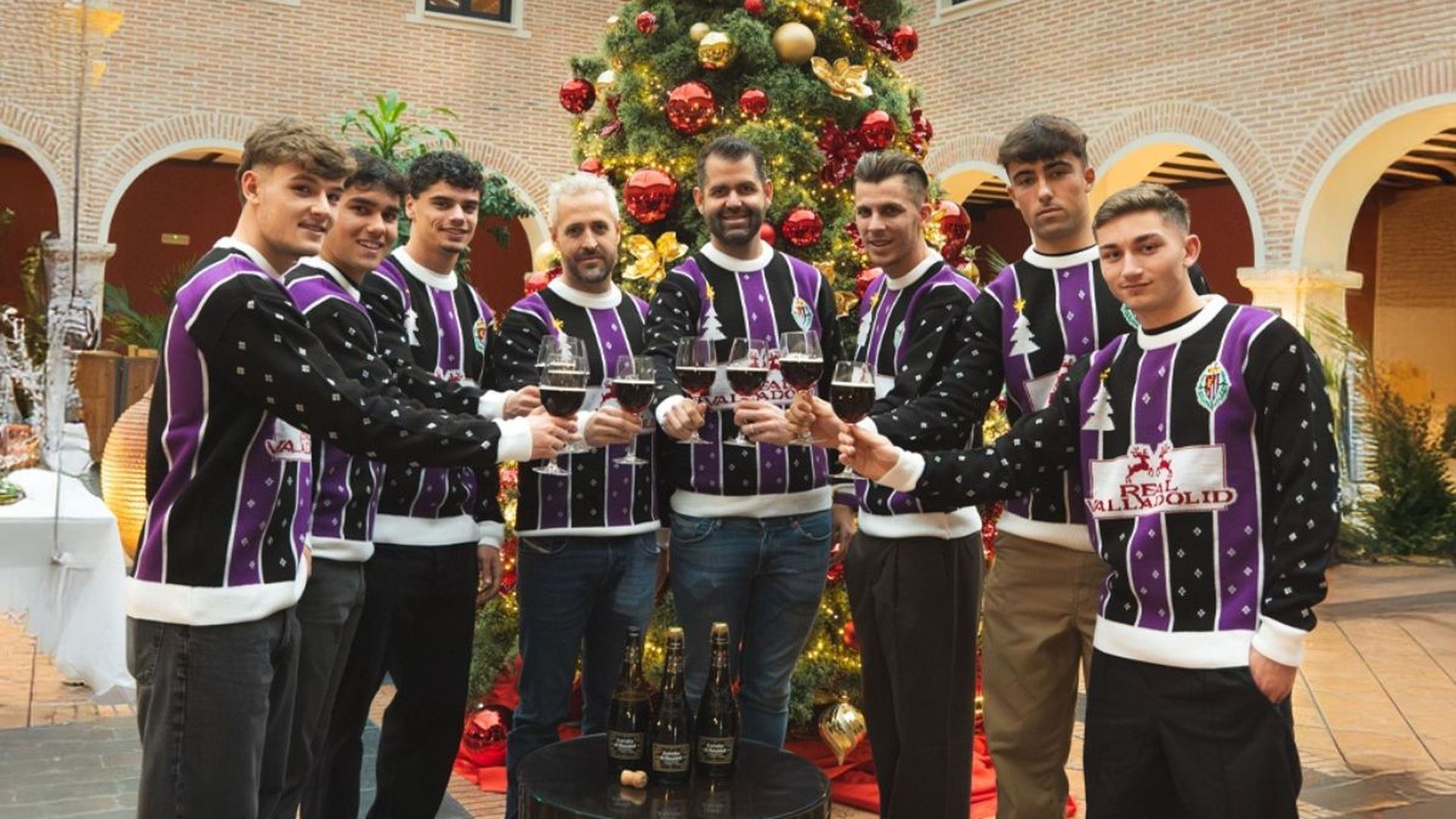 Los jugadores del Real Valladolid celebran la Navidad.