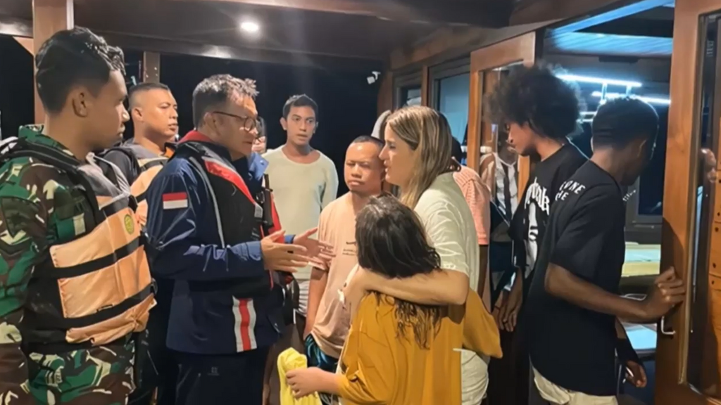 Muere una familia española de cuatro miembros tras el naufragio de una embarcación en Indonesia: continúan buscando sus cuerpos