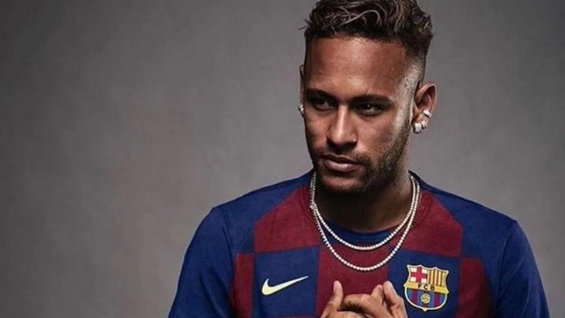 Neymar posando con la camiseta del FC Barcelona