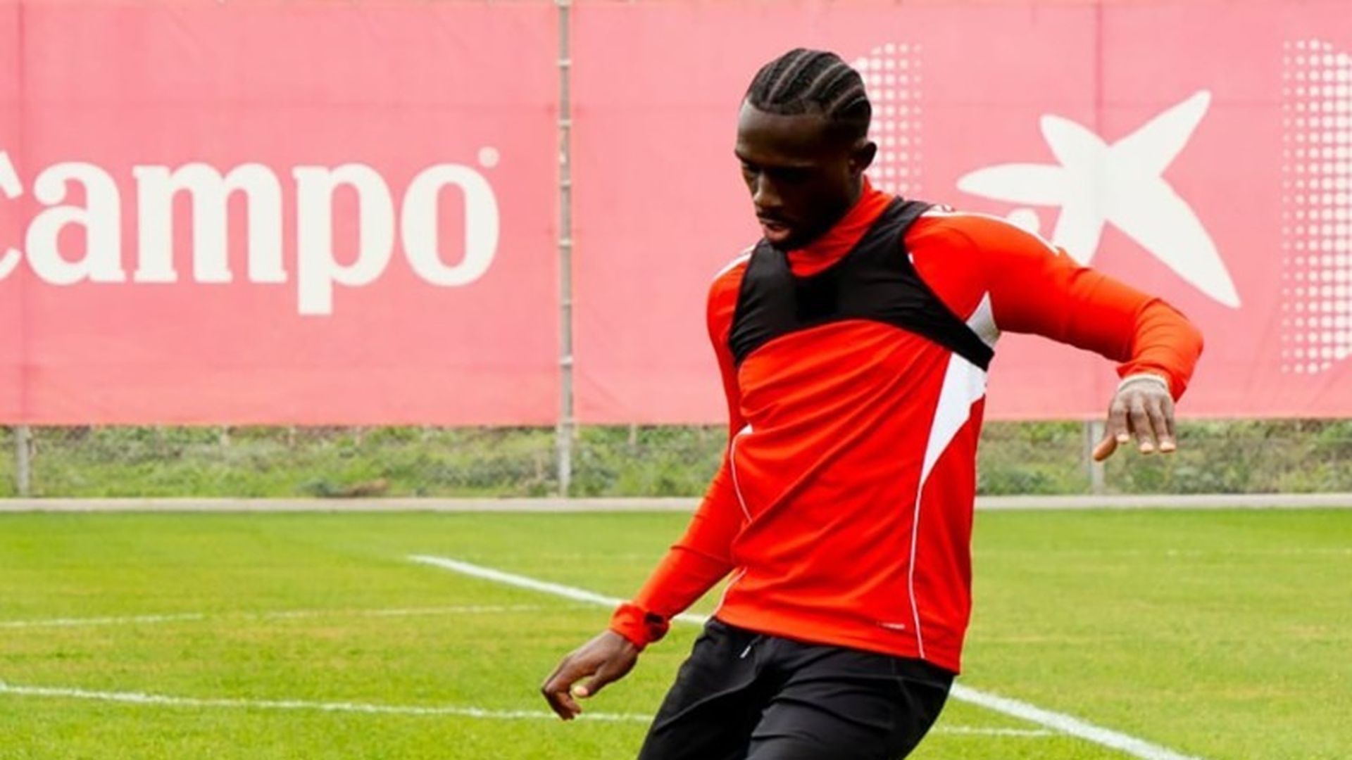 Nianzou, entrenando este sábado en la ciudad deportiva del Sevilla