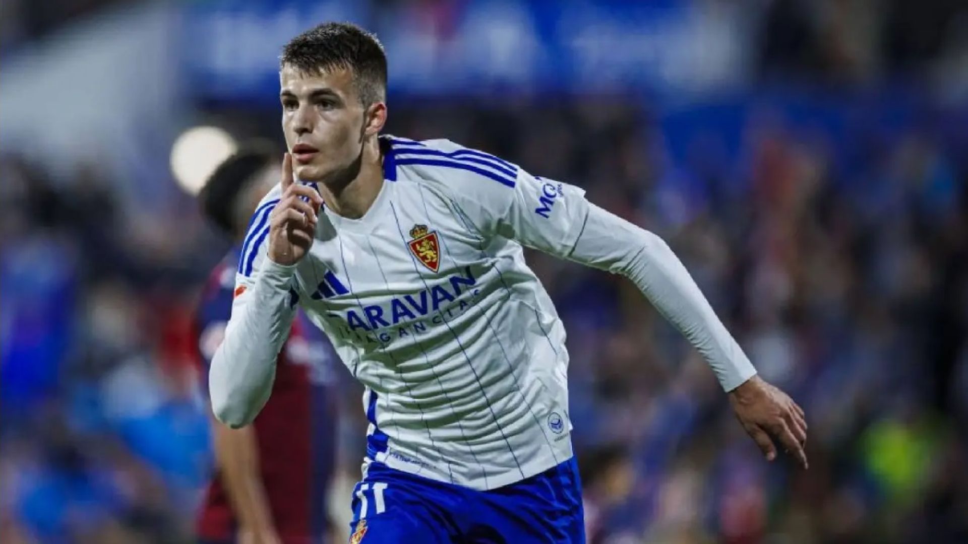 Samed Bazdar celebra un gol con el Real Zaragoza.