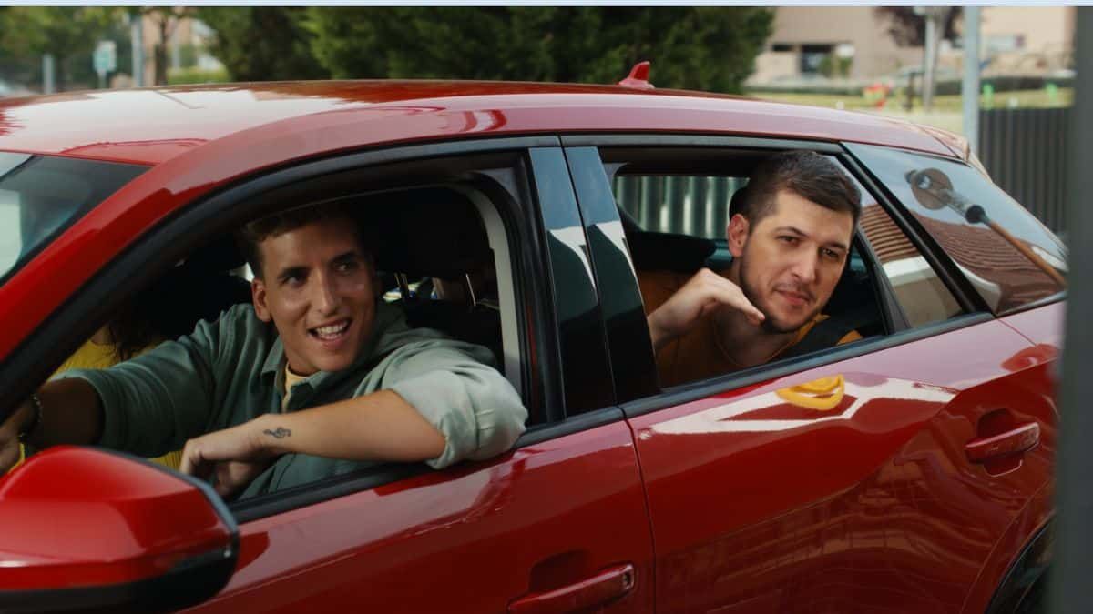 Xuso Jones cantando para pedir una hamburguesa