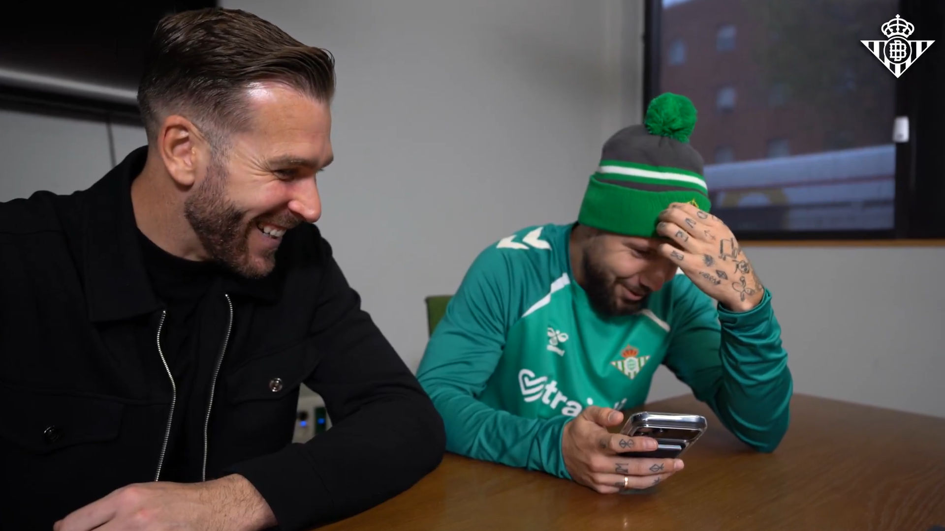 Aitor Ruibal y Adrián San Miguel le gastan una inocentada a Pablo Fornals