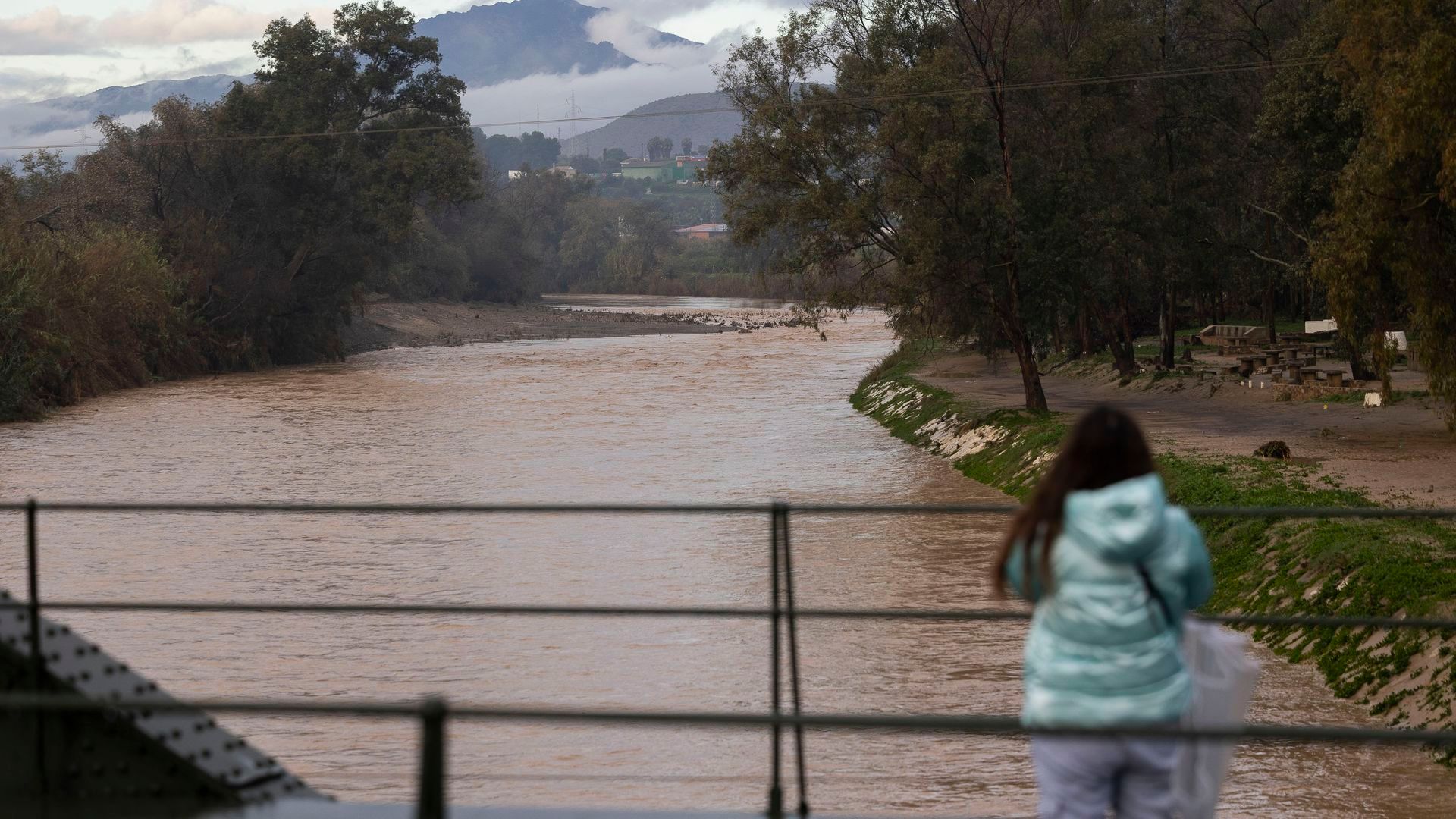 Buscan a dos hombres cuya furgoneta fue arrastrada por un río en Alhaurín el Grande, Málaga