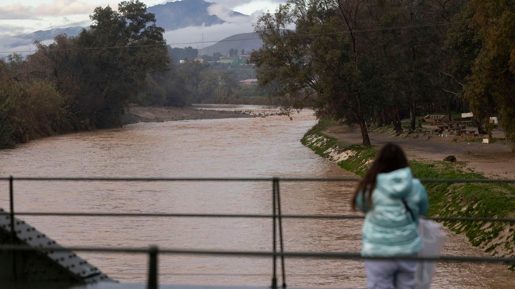 Buscan a dos hombres cuya furgoneta fue arrastrada por el río tras las fuertes lluvias en Alhaurín el Grande, Málaga