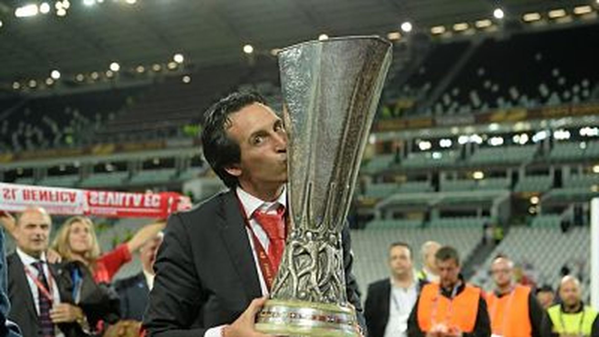 Unai Emery celebra la primera UEFA Europa League ganada con el Sevilla