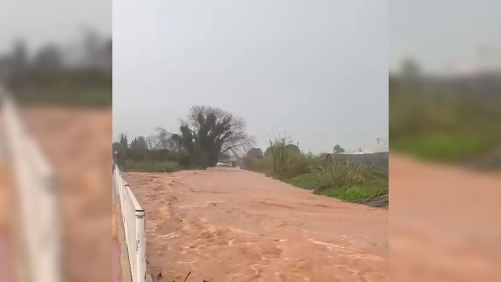 La alerta por lluvia sube a nivel rojo en el litoral sur de la provincia de Valencia