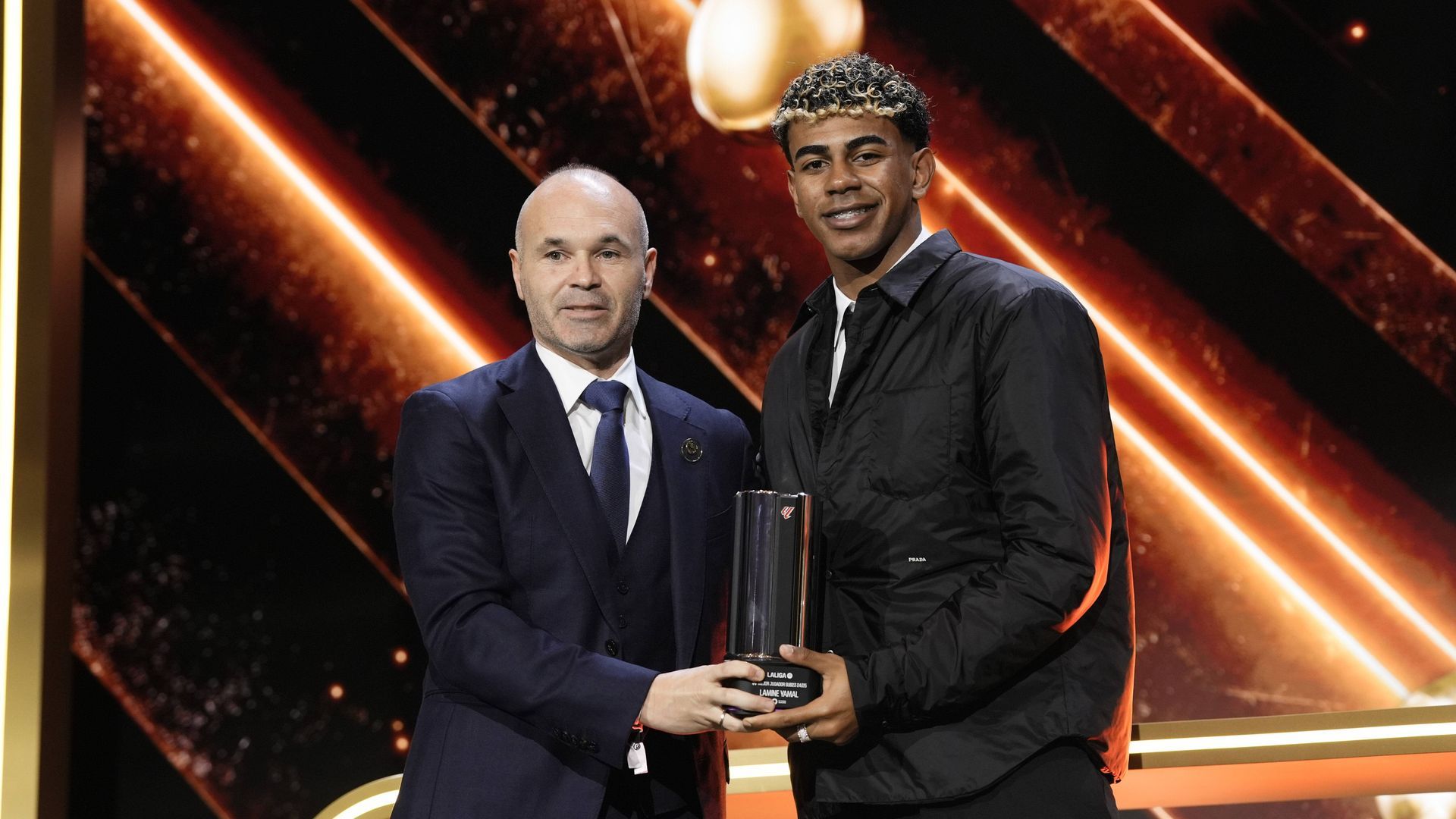 Lamine Yamal y Andrés Iniesta