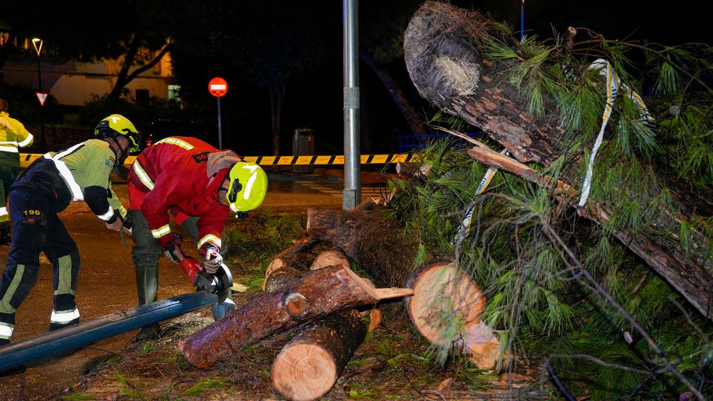 Las fuertes lluvias dejan más de 300 incidencias en Málaga: crecida histórica del río Guadalhorce