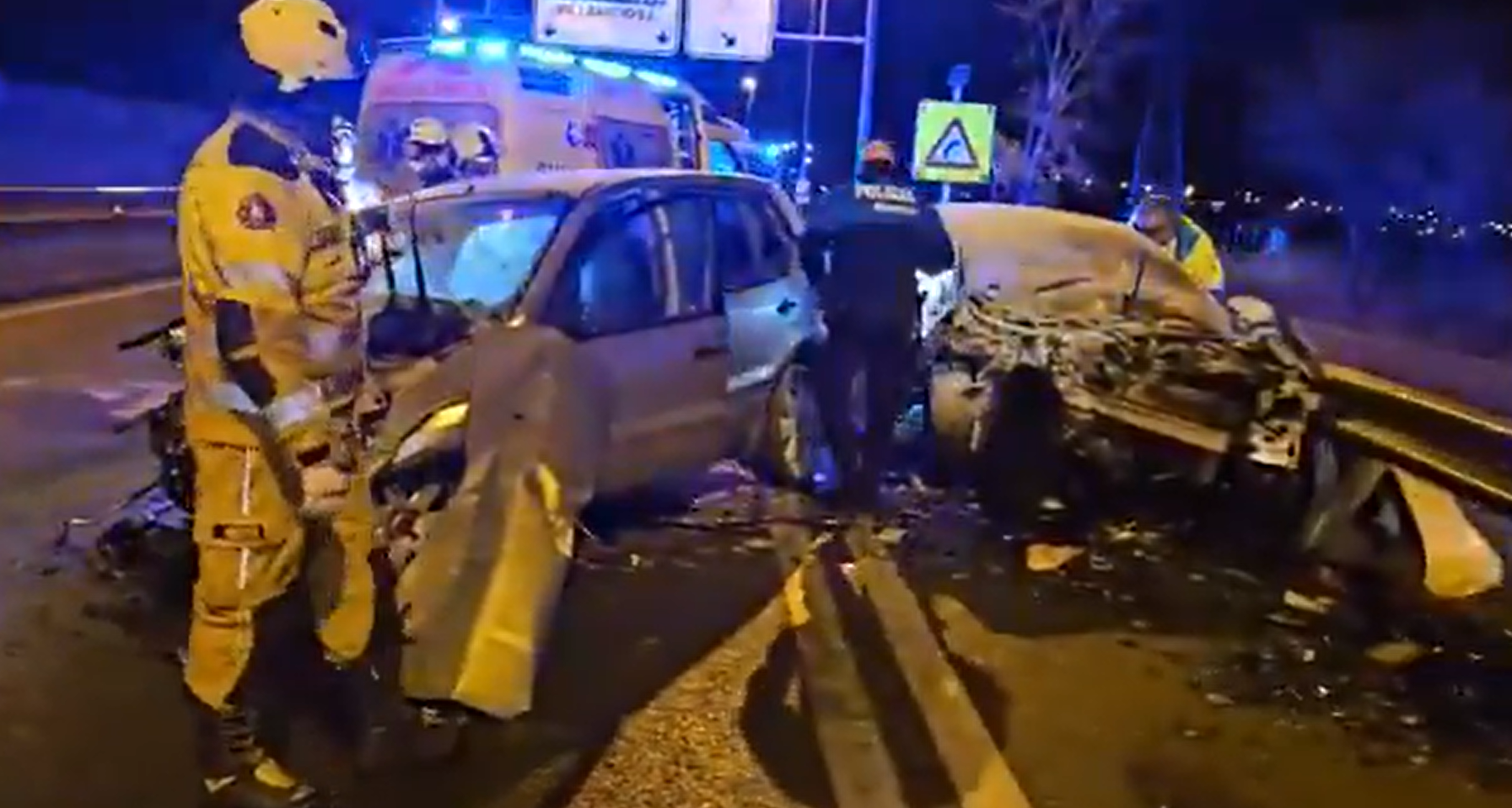 Los dos turismos muy dañados en sus partes delanteras tras el choque