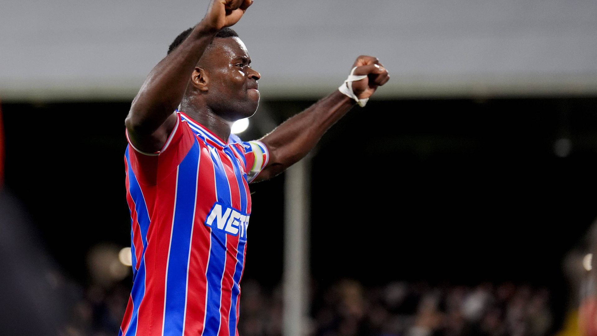 marc Guéhi celebra un gol con el Crystal Palace.