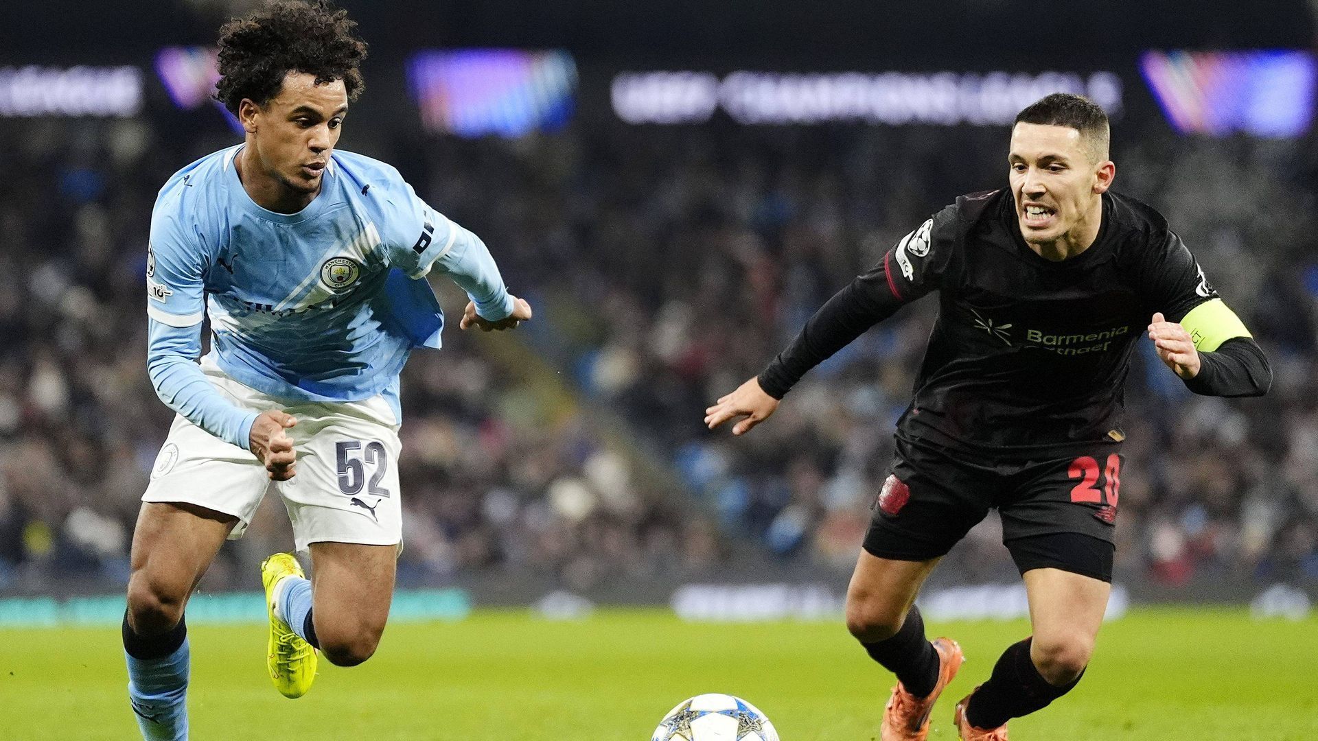 Oscar Bobb, jugando con el Manchester City