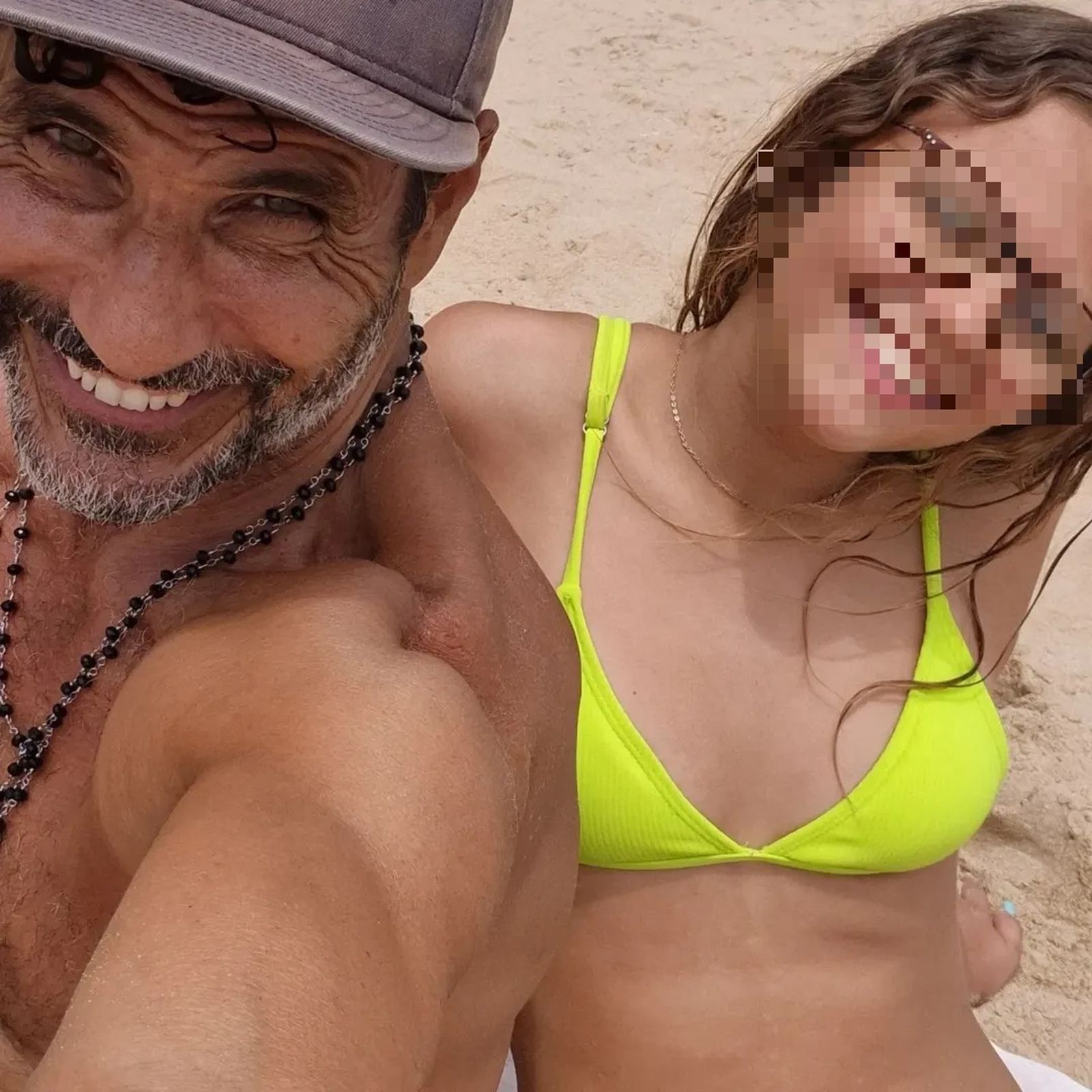 Óscar Higares con su hija pequeña