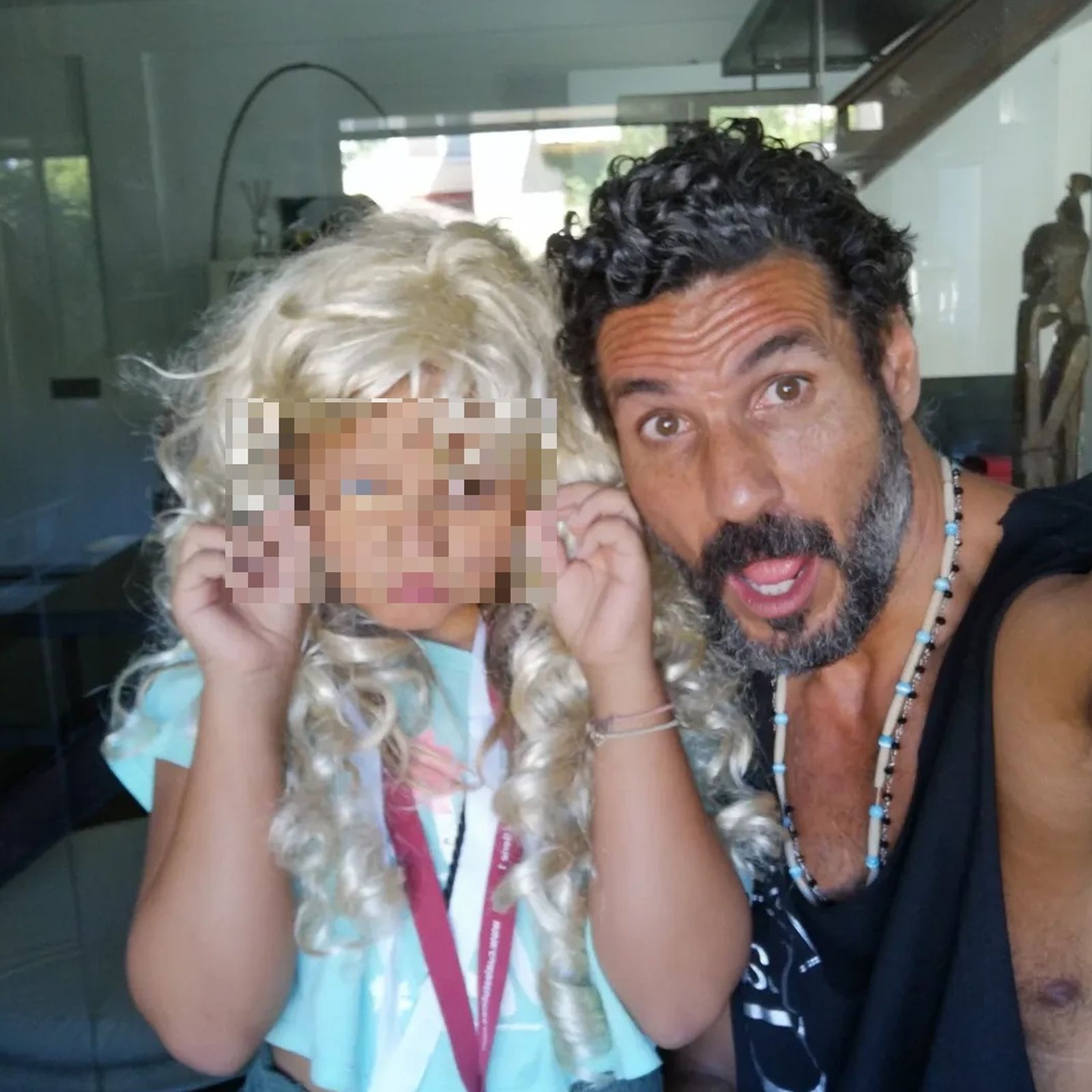 Óscar Higares con su hija pequeña