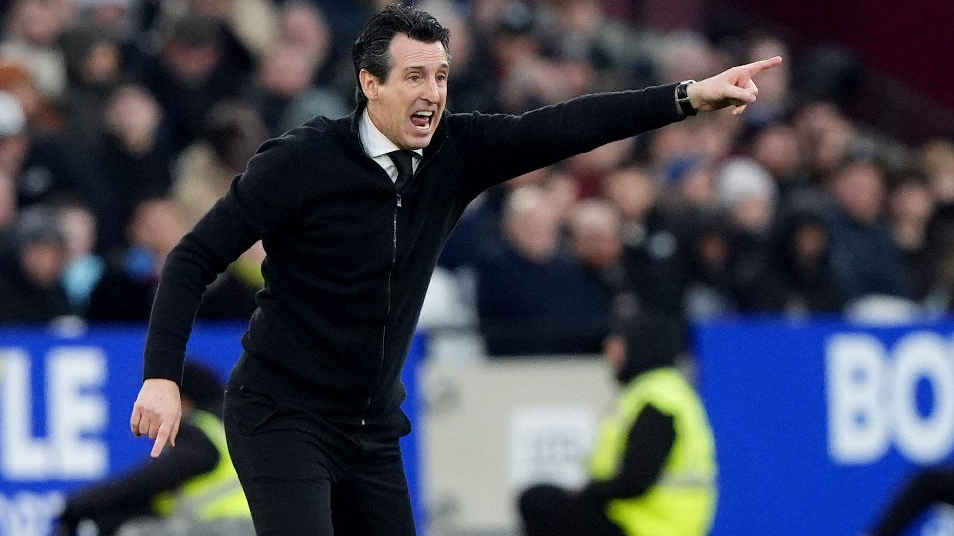 Unai Emery, dirigiendo al Aston Villa