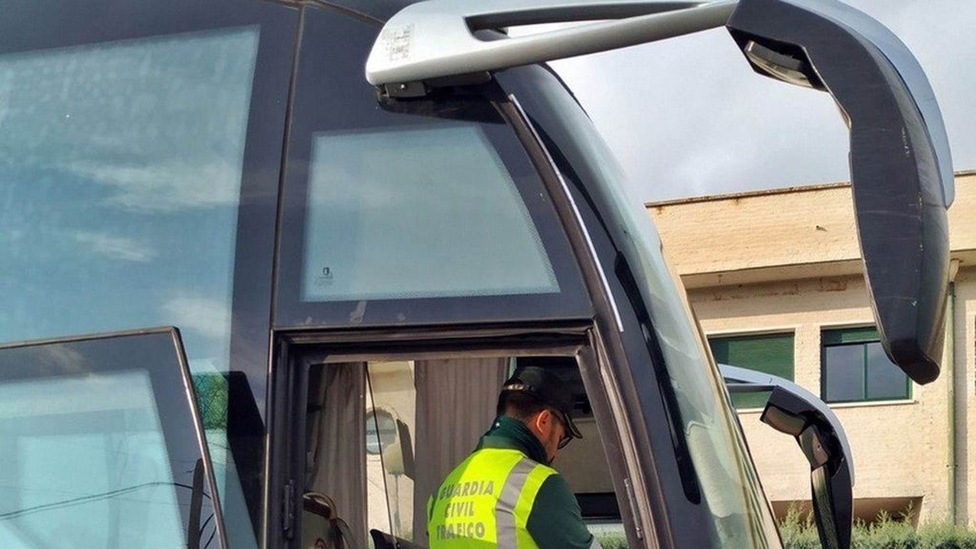 Archivo - Imagen de archivo de una inspección a un autobús