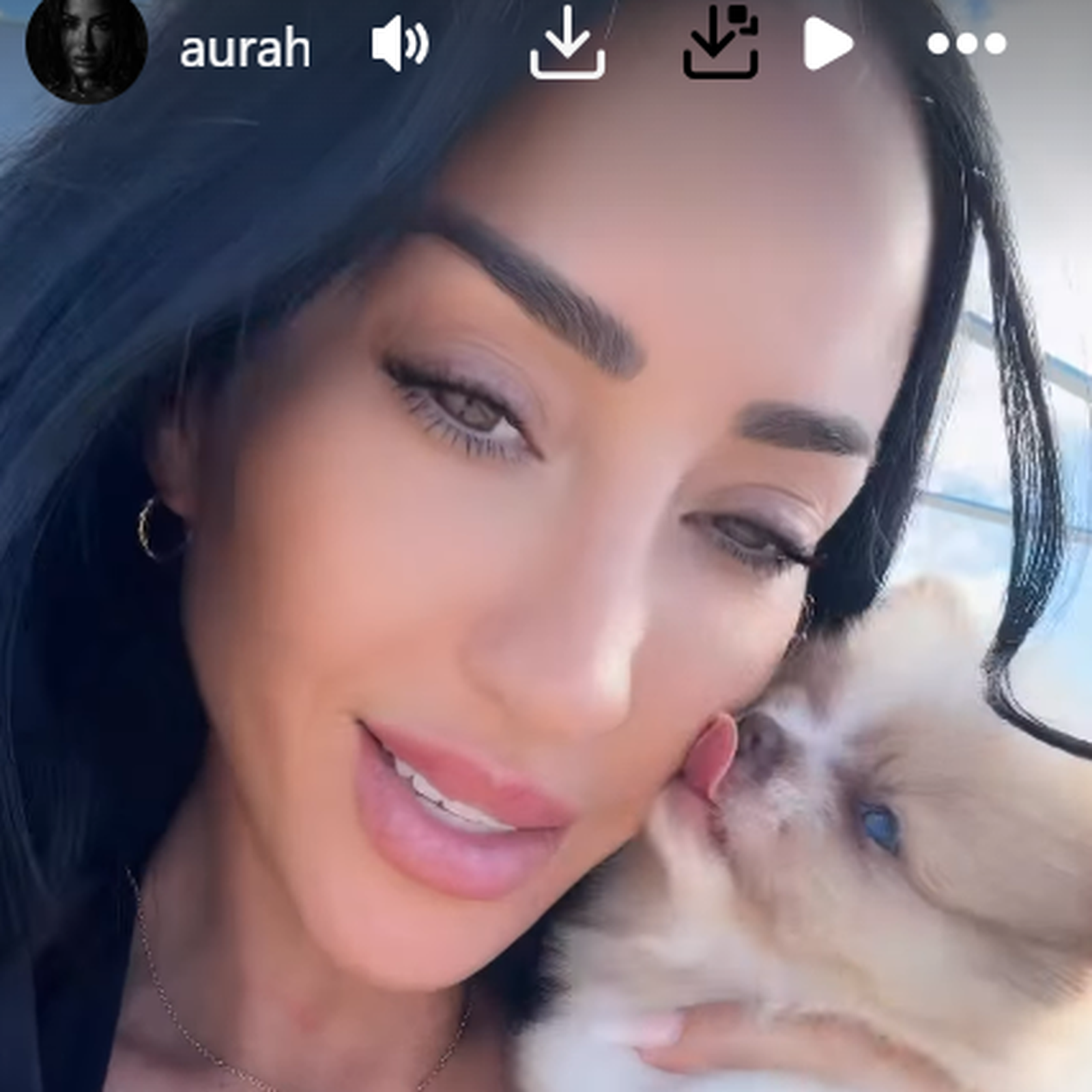 Aurah Ruiz posa junto al 'bebé' de su familia: un pomerania toy