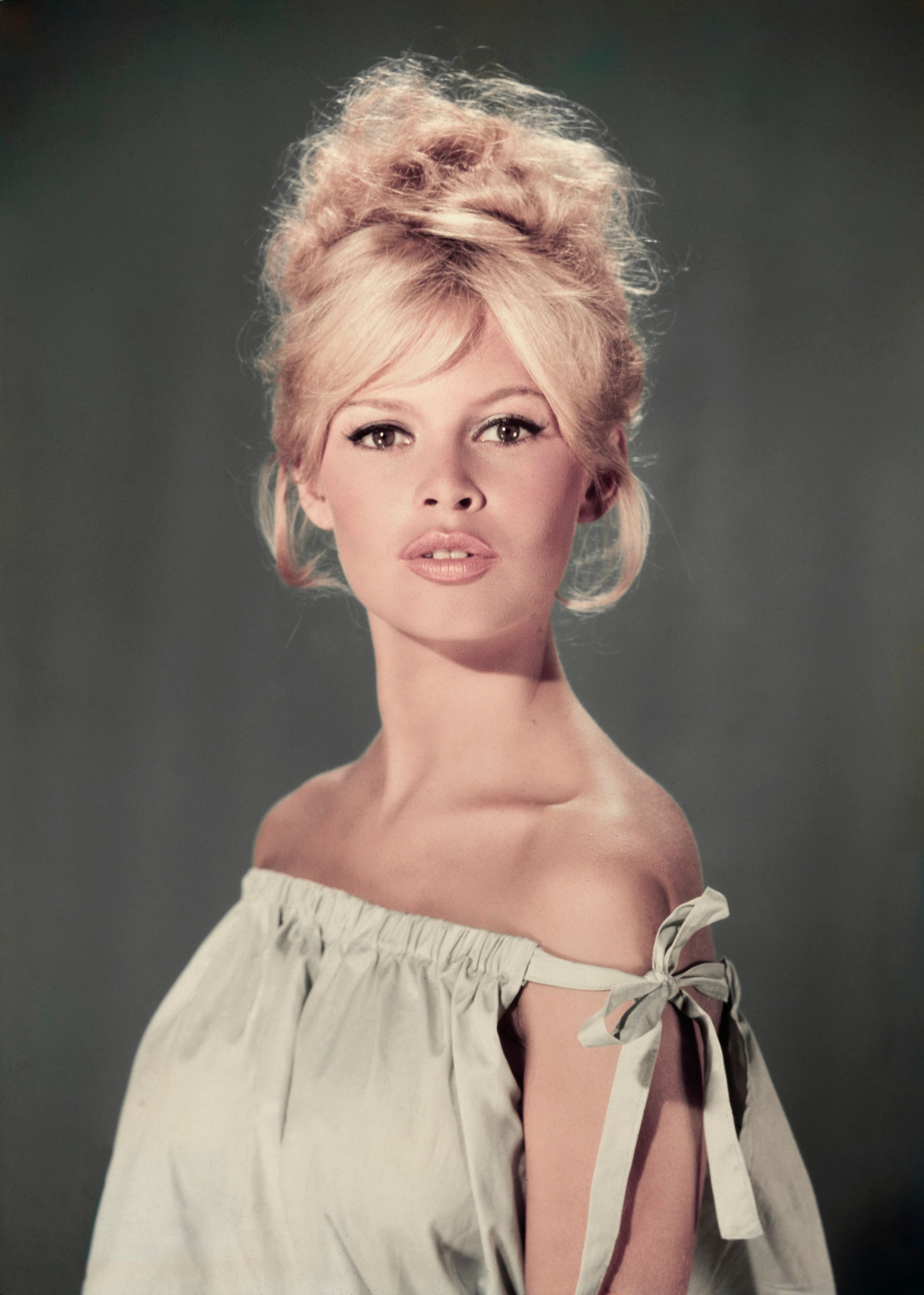 Brigitte Bardot luciendo su icónico escote