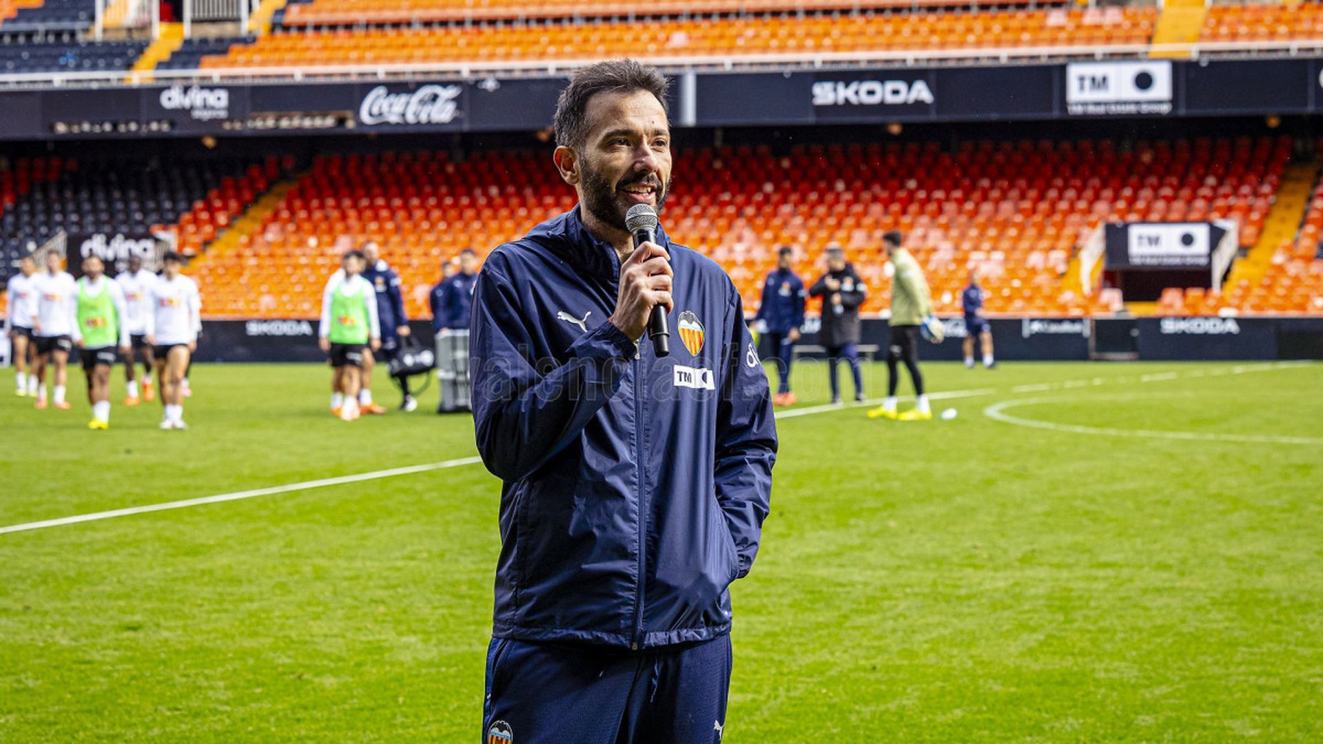 Carlos Corberán en el entrenamiento en Mestalla